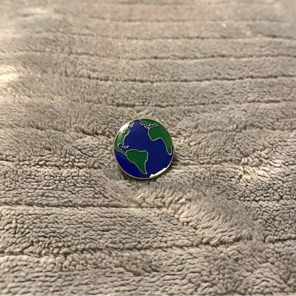 Earth Pin - Picture 1 of 2